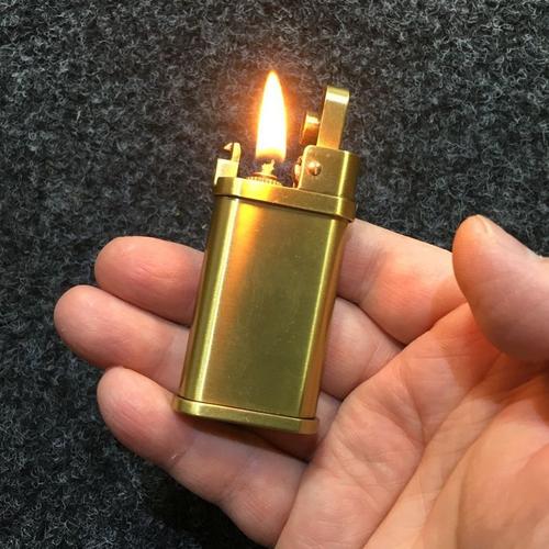 啪”一聲的復(fù)古魅力 自動彈射煤油打火機(jī)的一鍵懷舊